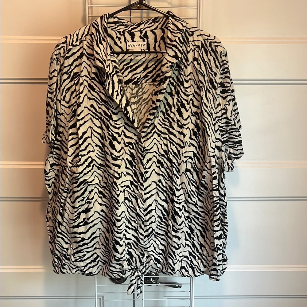 Ava & Viv Black and White Boxy Tie Front Shirt